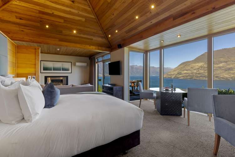 21 & 23 MacKinnon Terrace Sunshine Bay_33