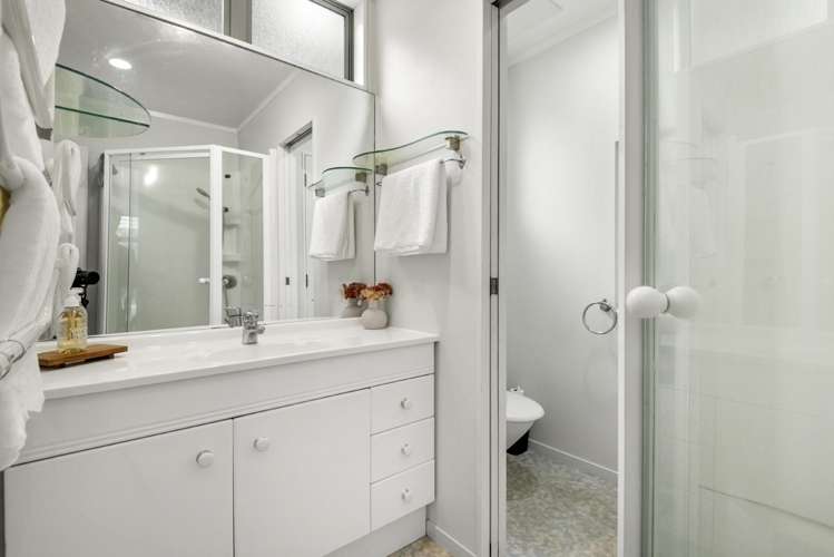 2/21 Bonito Place Bayview_13