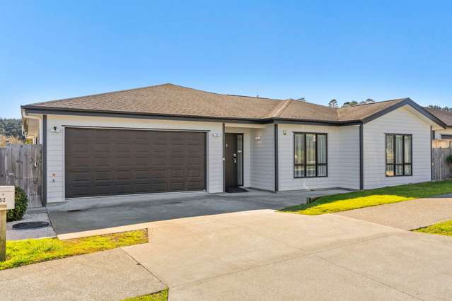 Live the Dream in Kumeu with Stunning Lake Views