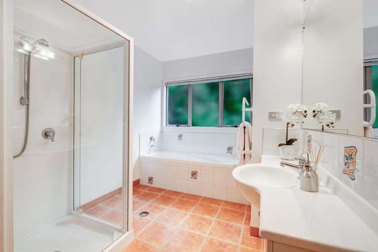 9 Springwater Vale Unsworth Heights_20