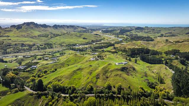 Land, views and lifestyle!