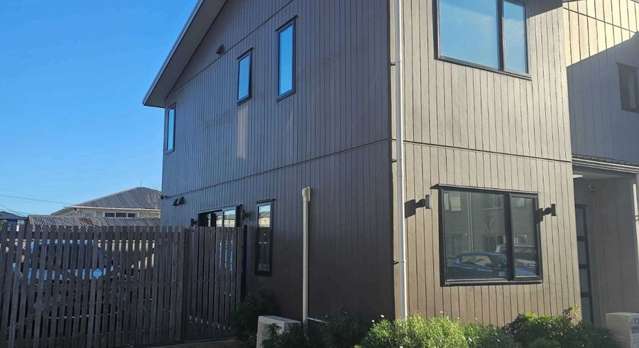 12 Eileen Newey Place 11401_1