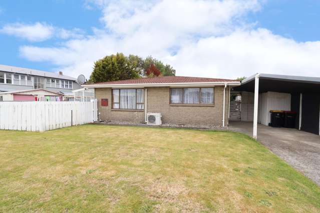 Tidy 2 Bedroom Home With Sunny Outdoor Space!
