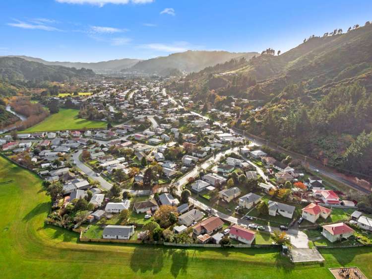 8 Ngaturi Grove Wainuiomata_15