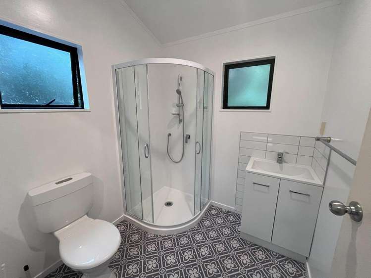 416 Scenic Drive Waiatarua_5