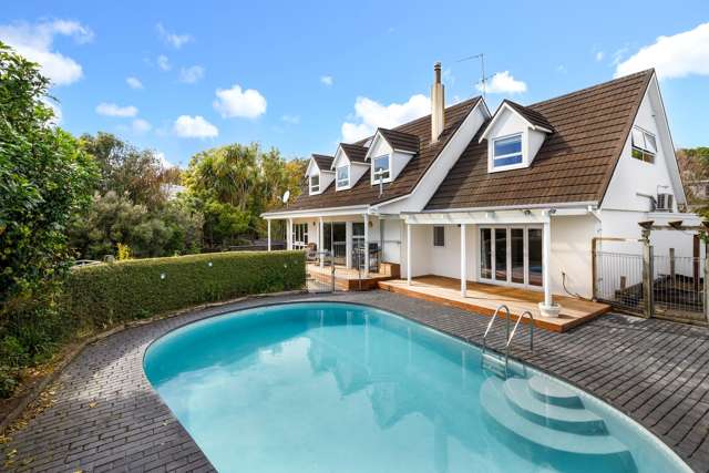 Spacious Family Retreat On Harling Park's Doorstep