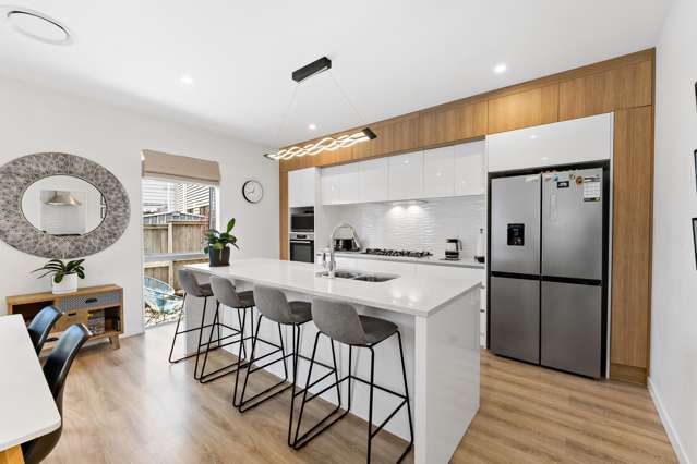 Spacious Five-Bedroom with Two Kitchens