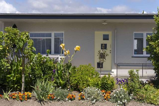 Neat as a Pin, Freehold Title, Close to the beach