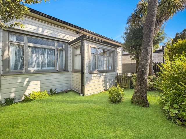 CITY CENTRE - 3 BEDROOMS, 1 BATHROOM, 2 HEATPUMPS, 2 OFF STREET PARKS