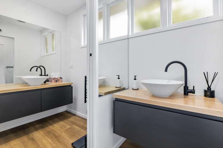77 Easther Crescent Kew_32