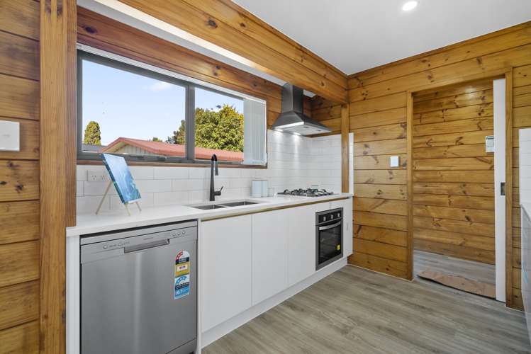 2/4 Sutton Crescent Papakura_5