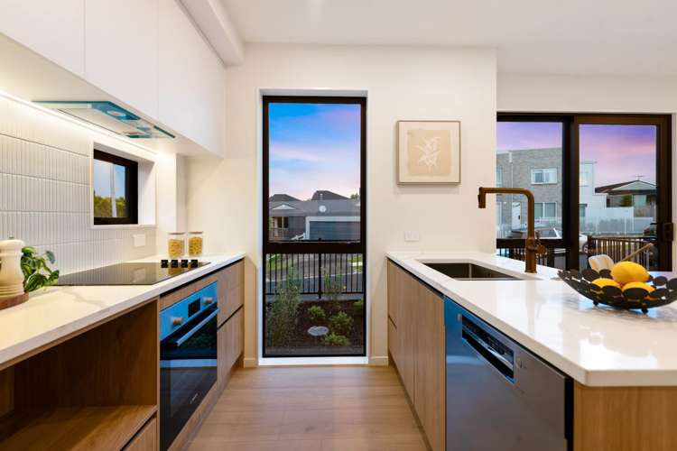 3A & 3B Towra Place Botany Downs_8