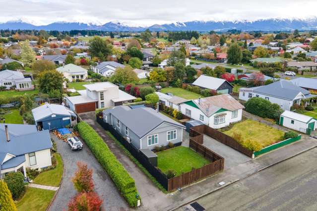 Beautifully renovated - a stones throw from town