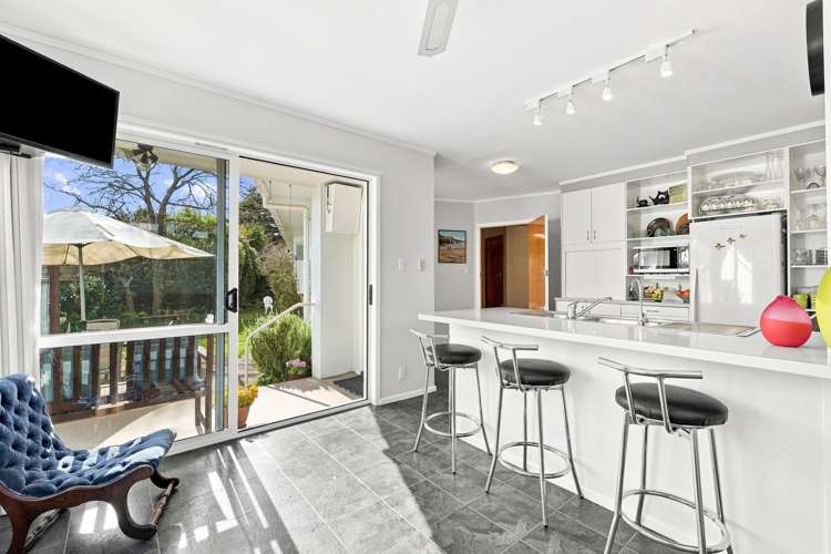 5 Eaton Crescent Otamatea_4