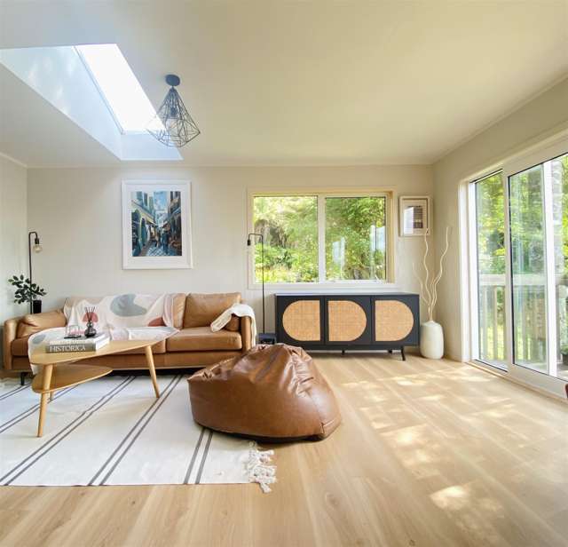 Private Cul-de-Sac Living: 1,338m Browns Bay