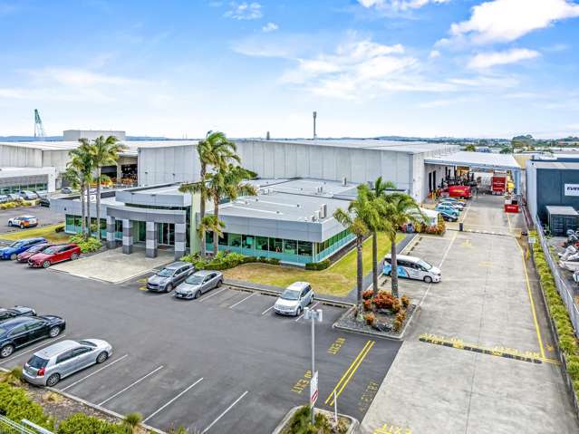 Rare large warehouse in the heart of Wiri