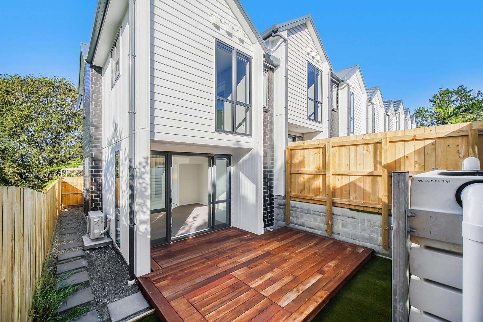 8/31 Ayton Drive 3320_0