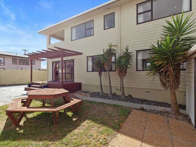 Relaxed Beach Living – 4 Bedroom Home Near the...