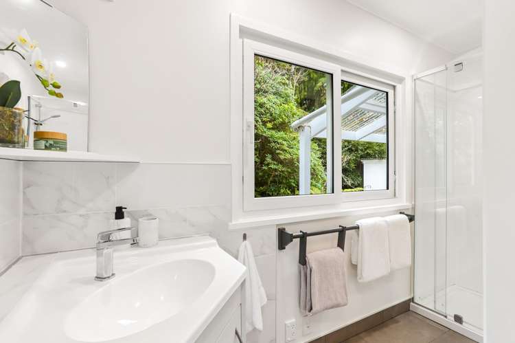 562 Scenic Drive Waiatarua_18