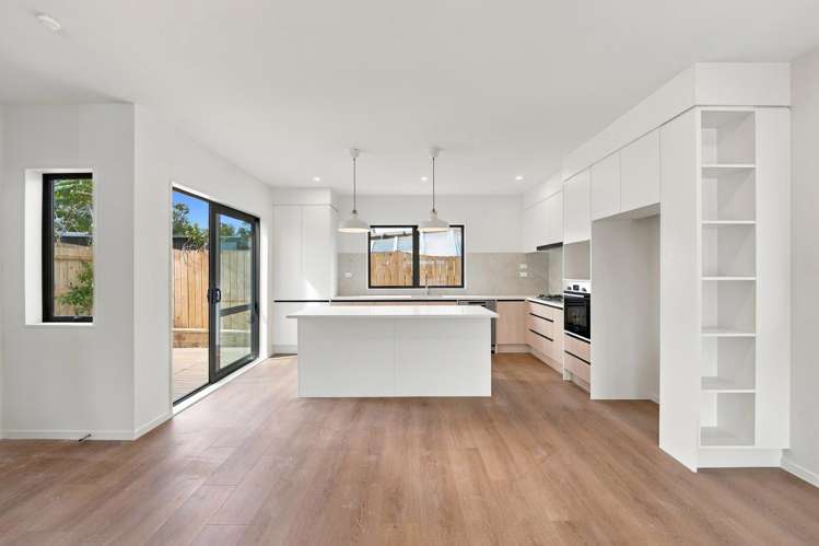 Units 1-3/48 Roberts Road_5