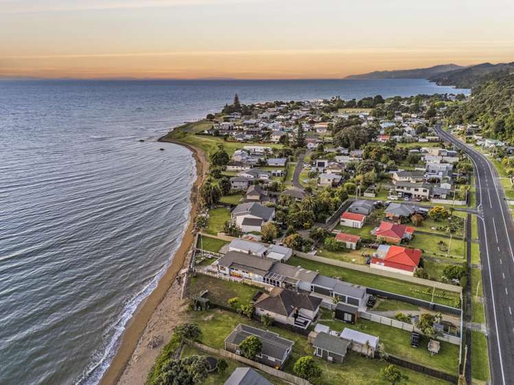 417 Thames Coast  Road SH25 Te Puru_24