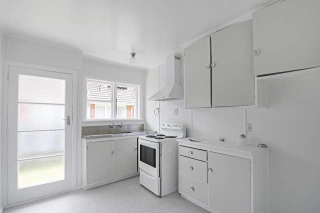 CENTRAL FLAT FERGUSSON DRIVE - GREAT LOCATION