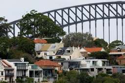 Tony Alexander: Why a weaker Kiwi dollar may derail your move to Australia
