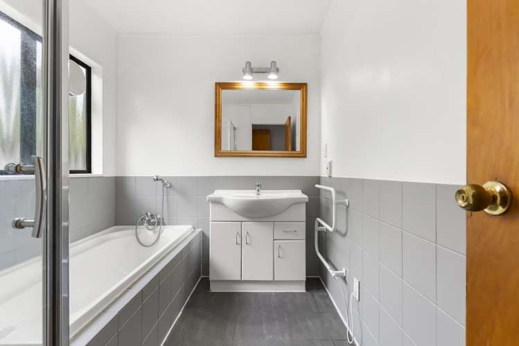 9 Gosford Drive Botany Downs_11