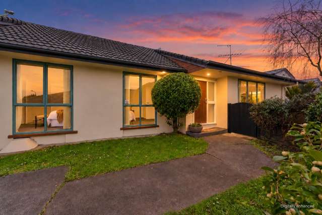 Solid, sunny, single-level living on 575m2