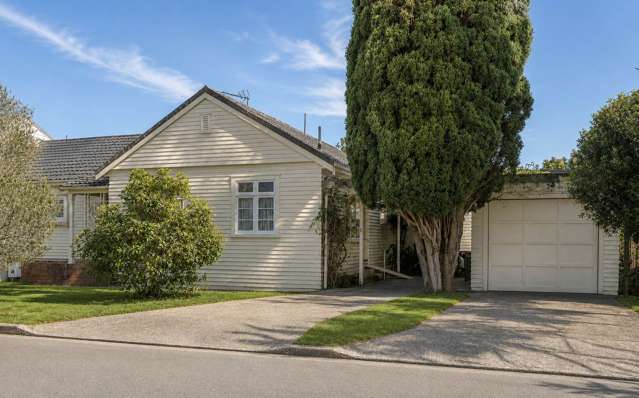 Deceased Estate Sale At Takapuna Beach