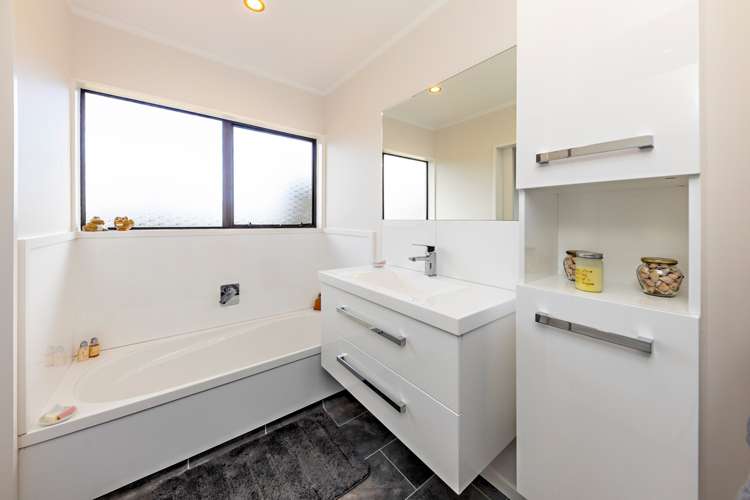 28 Seaward Place Wattle Downs_11