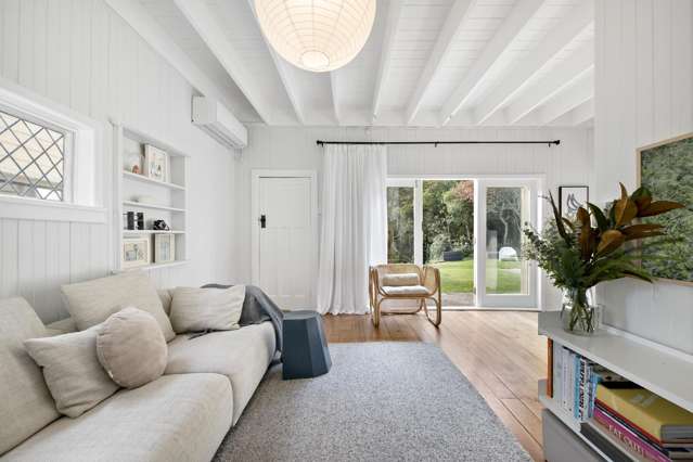 Cottage Charm, Sea Views & Fantastic Location