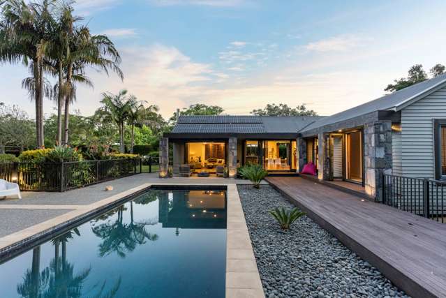 NORTHERLY SOPHISTICATION + SUPERB GARDENS & POOL