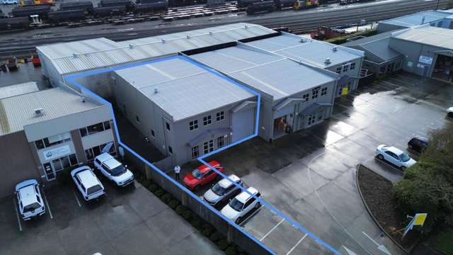 250sqm with 7 Car Parks & Yard