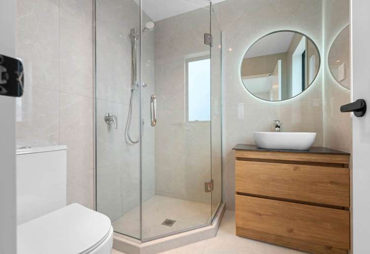 2/114 Cascades Road Pakuranga Heights_8