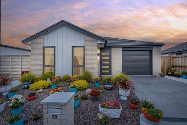 Central Silverstream Living-Lock up and leave.