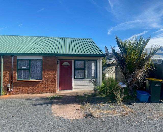 TIDY 1 BEDROOM UNIT - WALKING DISTANCE TO EVERYTHING