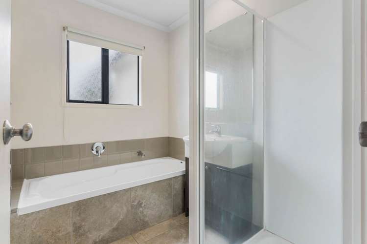 84 Fields Parade Oteha_9