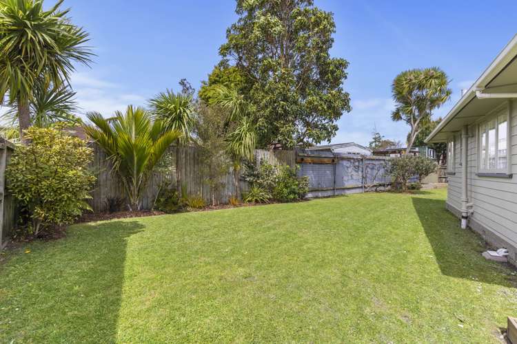 32 Amberley Avenue Te Atatu South_21