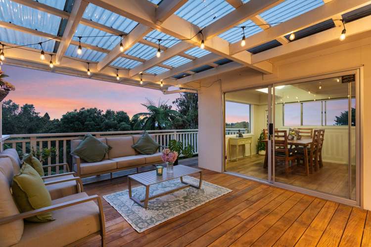 462 Scenic Drive Waiatarua_12