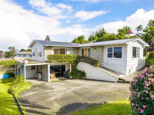 Perfect Family Haven in Pakuranga Heights Awaits!