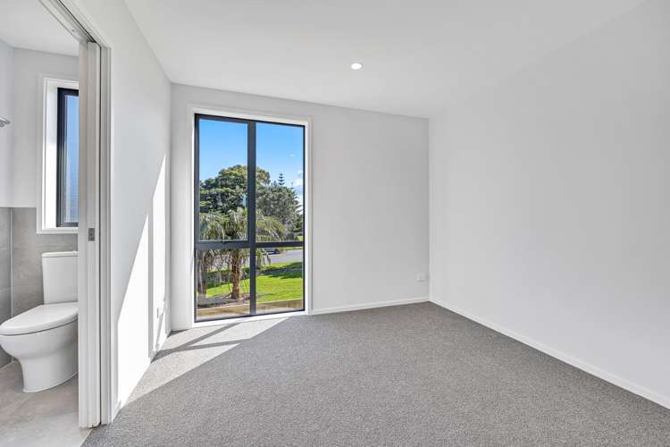 2/11 Kelburn Lane Mangere_8