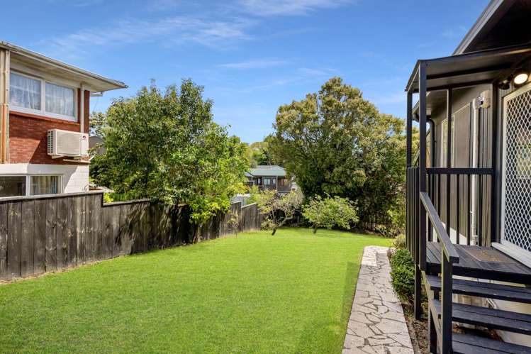 2/14 Downing Street Glenfield_13