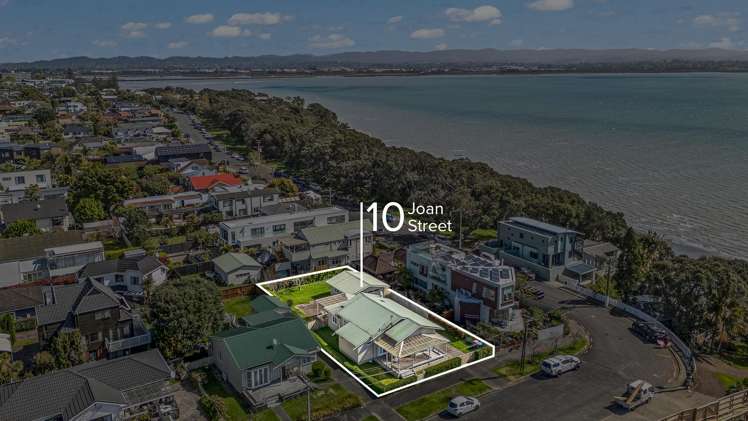 10 Joan Street Point Chevalier_18