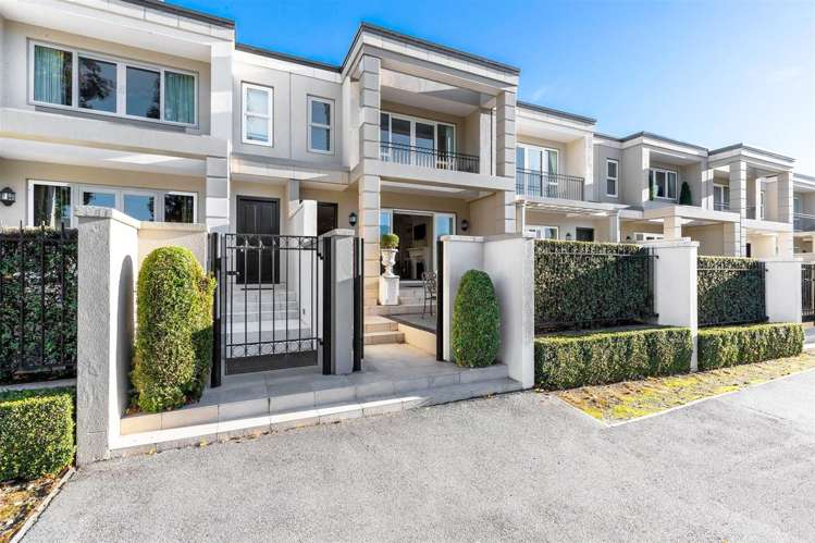 8/70 Lake Esplanade_0