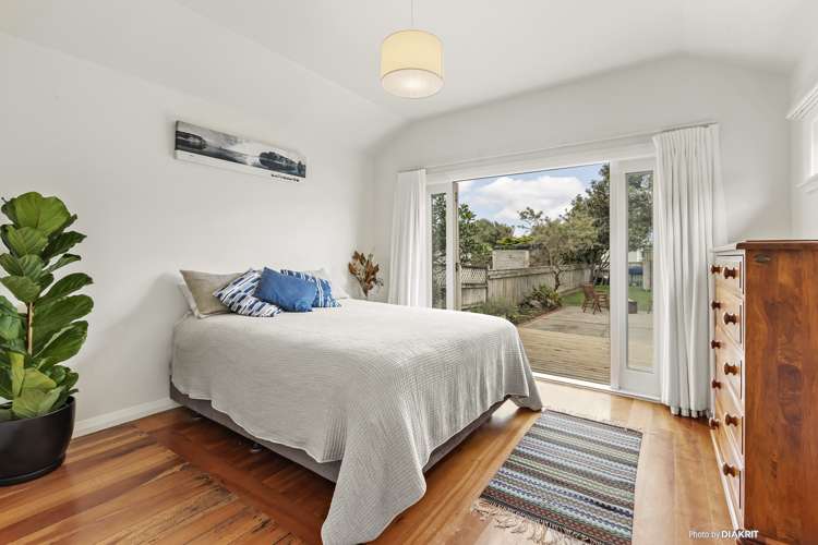 18 Apu Crescent Lyall Bay_7