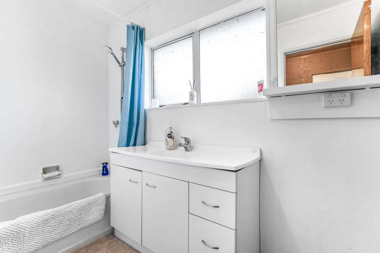 2/51 Royal View Road Te Atatu South_8