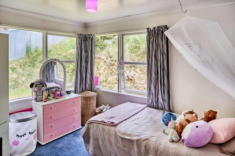 19 Holmes Grove Naenae_9