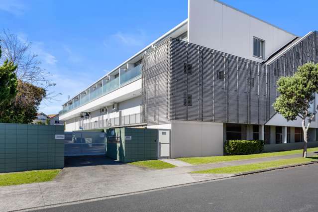 Lock & Up and Leave with Views and 2 Carparks!