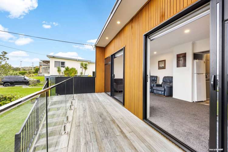 9a Piccadilly Circus Snells Beach_9